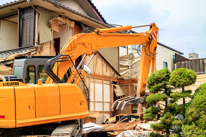 解体工事中のショベルカー